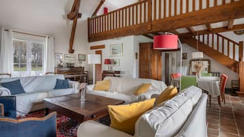 Televisie, een open haard en een dvd-speler