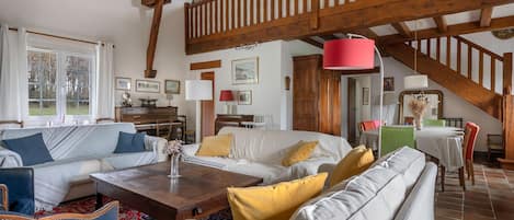 Télévision, cheminée, lecteur de DVD