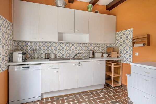 ثلاجة، ميكروويف، فرن، غسالة أطباق