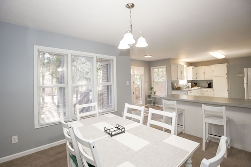 Palmer House - Pet Friendly 3 Bedroom Pinehurst Home