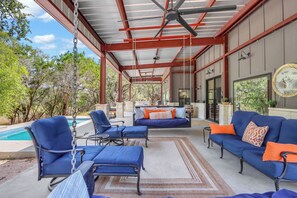 Terrace/patio - Barndo on the Blanco | Upscale 4BR - New Pool and Hot tub (Wimberley)