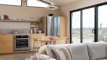 Een televisie, boeken, een stereo en een kantoor