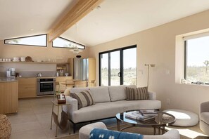 TV, bøker, stereoanlegg og kontorer