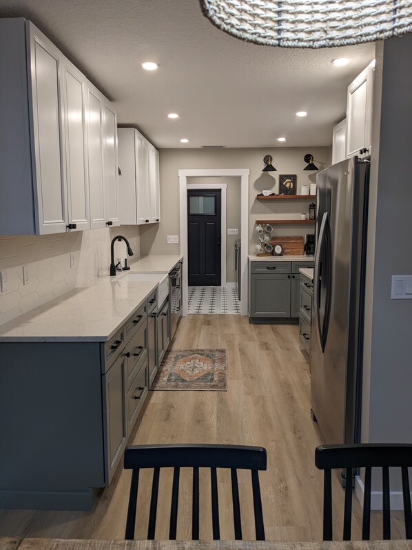 Refrigerador, microondas, horno y parrilla de estufa 