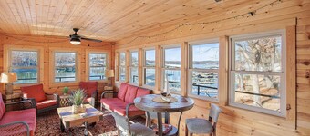 Game Room, Dock Life, Fire Pit & Hot Tub!