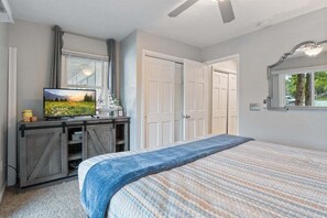 5 bedrooms, iron/ironing board, free WiFi, bed sheets - Game Room, Dock Life, Fire Pit & Hot Tub! (Lake Ozark)
