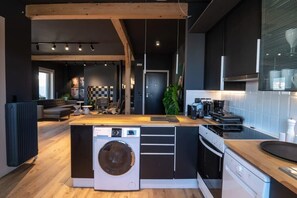 Refrigerador, parrilla de estufa, lavavajillas y cafetera y tetera 