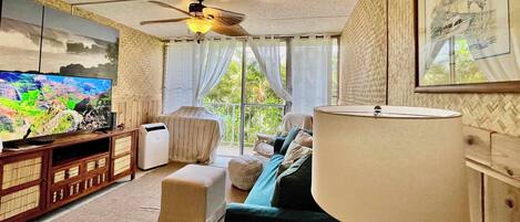 Een televisie en een kantoor