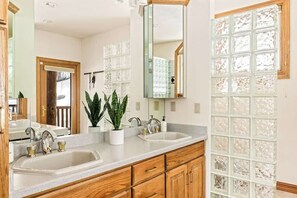 Dusj, hårføner og håndklær