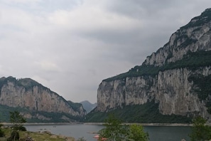 Un paisaje montañoso con acantilados y una masa de agua.