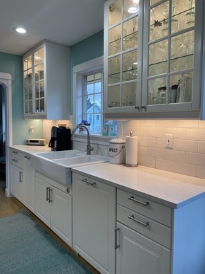 Fridge, microwave, oven, stovetop - Home Away From Home, Dogs Welcome, Low Fees (Seattle)