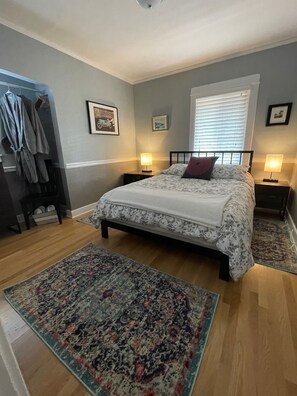 2 bedrooms, desk, iron/ironing board, travel crib - Home Away From Home, Dogs Welcome, Low Fees (Seattle)