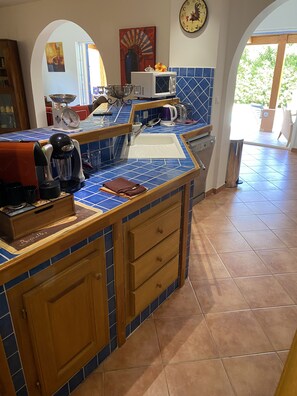 Fridge, microwave, oven, stovetop - Air-conditioned villa with secure swimming pool, sleeps 12, 5mn from beach WIFI, Internet (Santa-Reparata-di-Balagna)