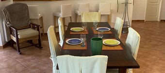 Air-conditioned villa with secure swimming pool, sleeps 12, 5mn from beach WIFI, Internet