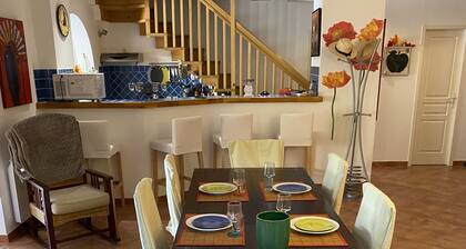 Air-conditioned villa with secure swimming pool, sleeps 12, 5mn from beach WIFI, Internet