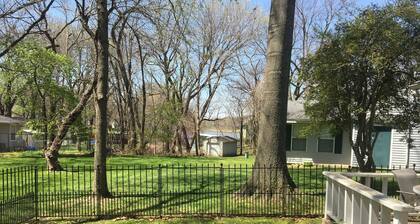 Monkey Island, Grand Lake Cottage w/ pool & day boat dock