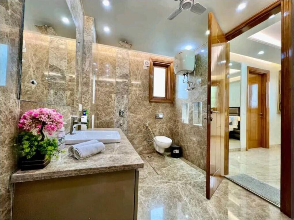 Shower, hair dryer, bidet, towels