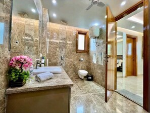 Douche, sèche-cheveux, bidet, serviettes fournies