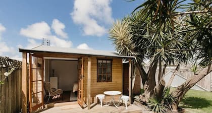 Fun Times in Fitzroy - eclectic bungalow by beach
