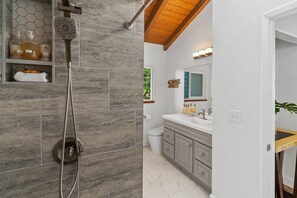 Bruser, hårtørrer, bidet, håndklæder