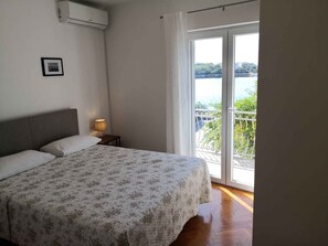 3 bedrooms, WiFi - Holiday home with three bedrooms in Sukošan (Sukošan)