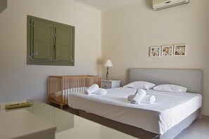 4 bedrooms, iron/ironing board, WiFi