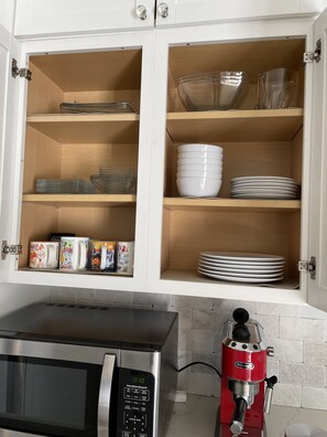 Kjøleskap, mikrobølgeovn, ovn og kokeplater