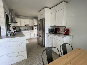 Geladeira, micro-ondas, fogão, cooktop