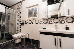 Douche, sèche-cheveux, serviettes fournies, savon