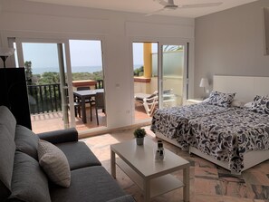 TV, bordtennis og bøker