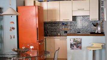 Fridge, microwave, stovetop, coffee/tea maker