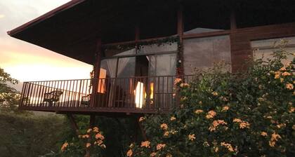 Cabaña equipada para familia con jacuzzi rodeada de naturaleza