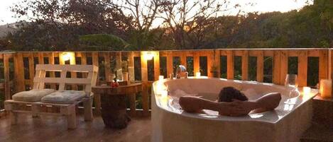 Outdoor spa tub