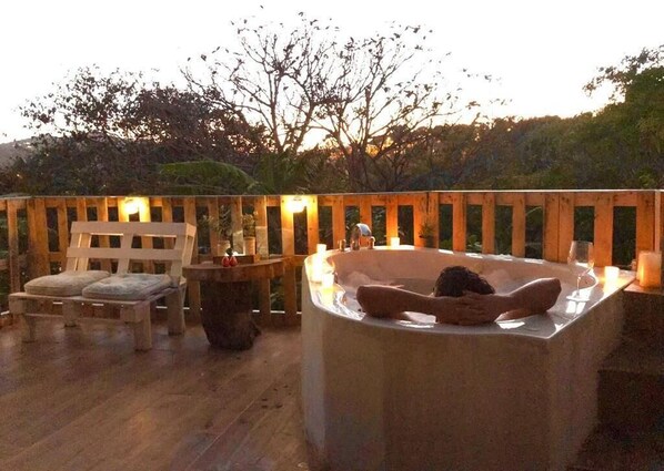 Tina de hidromasaje al aire libre