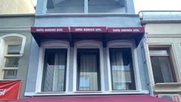 Pintu masuk properti