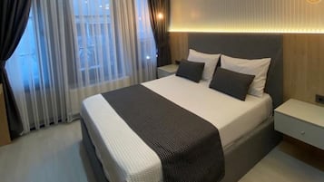 Ropa de cama de alta calidad, edredón, minibar y escritorio