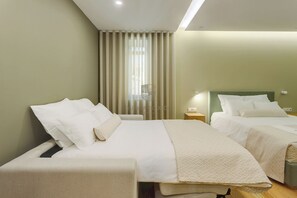 6 室のベッドルーム、セーフティボックス (室内)、デスク、アイロン / アイロン台