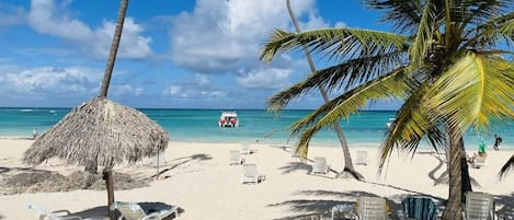 Sulla spiaggia, lettini da mare, teli da spiaggia