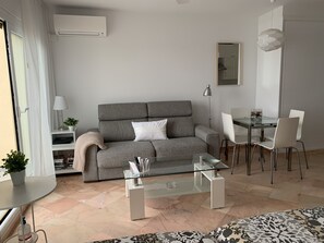 Tv, bordtennisbord, bøger