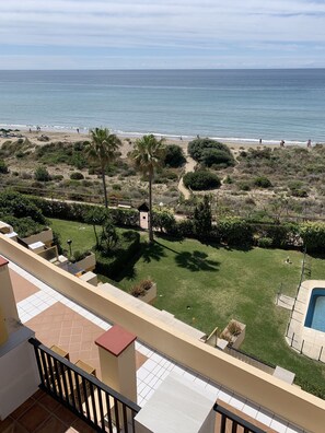 Property grounds - Apartment 853 on the beachfront with sea views (Marbella)