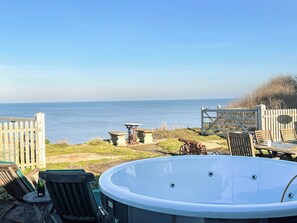 Outdoor spa tub - Coastguard's Cottage (Weybourne)