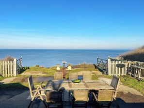 Outdoor dining - Coastguard's Cottage (Weybourne)