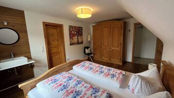 3 bedrooms, travel crib, free WiFi, bed sheets