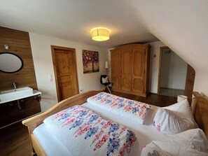 3 bedrooms, travel crib, free WiFi, bed sheets