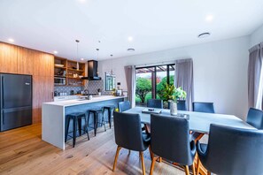 Fridge, microwave, oven, stovetop - Heritage Village #12 (Wanaka)