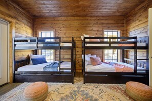 4 camere, una scrivania, ferro/asse da stiro, culla da viaggio