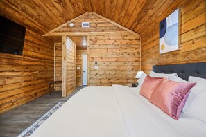 4 slaapkamers, een bureau, een strijkplank/strijkijzer, reisbedje