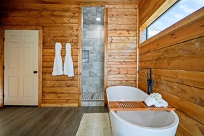 Spa - Sleeps 12 | Riverfront Haven with Heated Pool & Kayaks & Fishing (Broken Bow)
