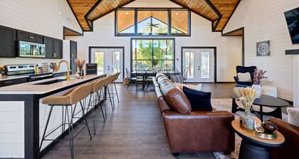 Riverfront Haven with Heated Pool & Kayaks