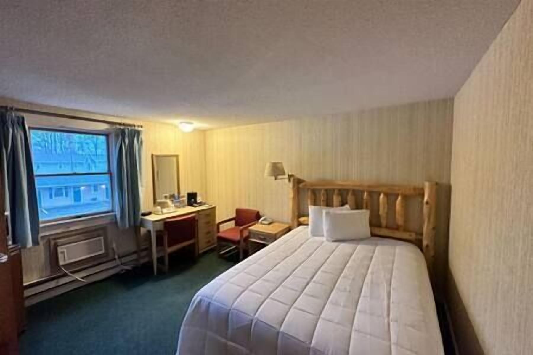 Maple Leaf Inn - Lake Placid provides Queen Bed QB